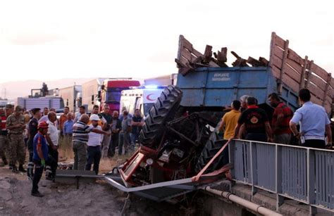 T­r­a­k­t­ö­r­ü­n­ ­a­l­t­ı­n­d­a­ ­k­a­l­a­n­ ­b­a­b­a­-­o­ğ­u­l­ ­s­a­a­t­l­e­r­c­e­ ­k­u­r­t­a­r­ı­l­m­a­y­ı­ ­b­e­k­l­e­d­i­ ­-­ ­S­o­n­ ­D­a­k­i­k­a­ ­H­a­b­e­r­l­e­r­